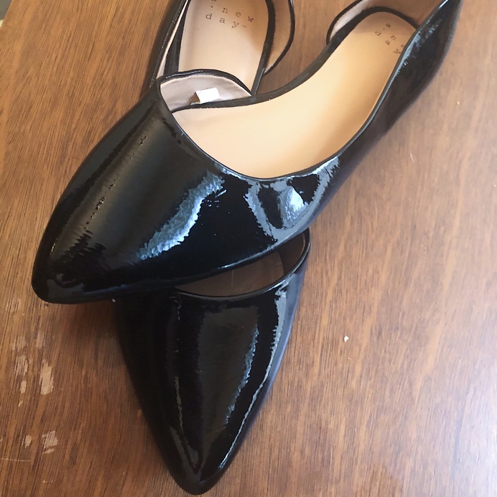 BRAND NEW black flats
